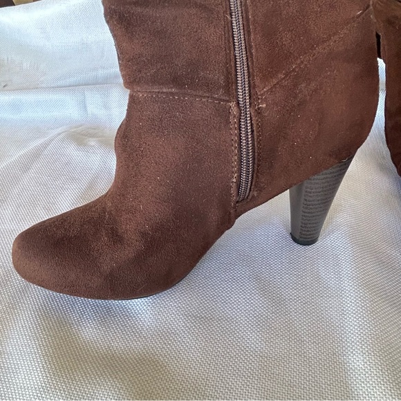 Never worn suede knee boots - Picture 2 of 2
